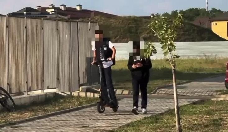 В Краснодаре 6 школьников отстранили от управления электросамокатами