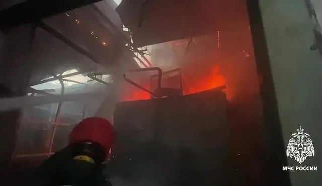 В Краснодаре на складе стройматериалов тушат пожар площадью 700 кв. метров