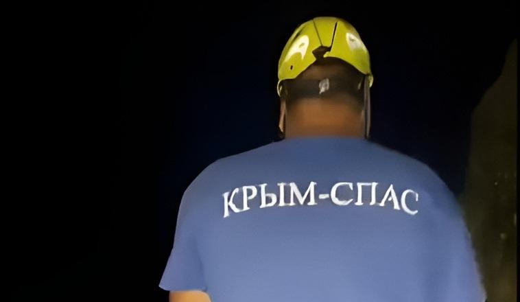 Спасатели МЧС пытаются вытащить четырех туристов из Красной пещеры в Крыму