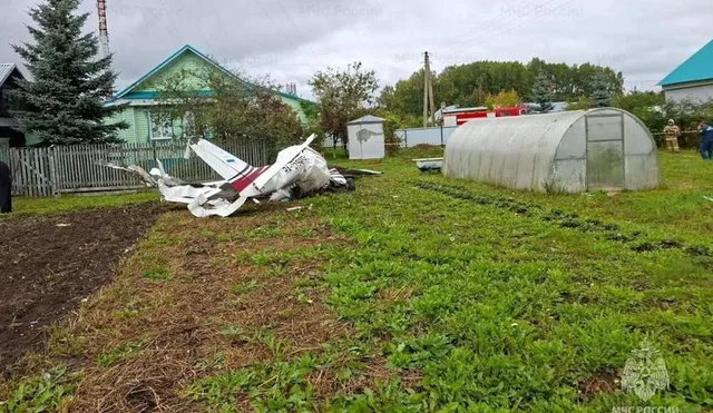 Легкомоторный самолет упал в огород частного дома в Татарстане