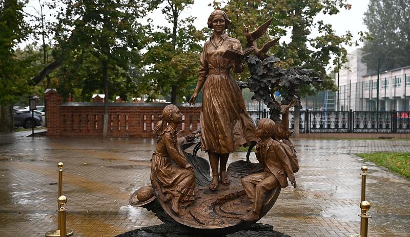 В Краснодаре у лицея №48 установили памятник Первой учительнице