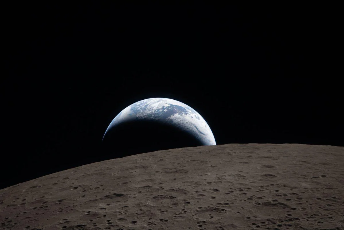 Опубликованы две первые за 50 лет фотографии с обратной стороны Луны