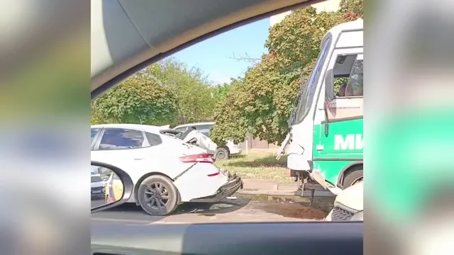 Маршрутка спровоцировала массовое ДТП на улице Красных Партизан в Краснодаре