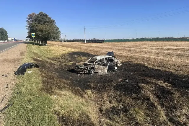 В Усть-Лабинске авто улетело в кювет и загорелось после лобового столкновения