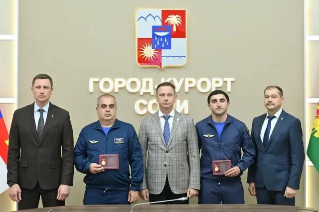 Посадивших поврежденный вертолет сотрудников МЧС наградили в Сочи
