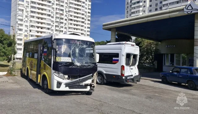 В Новороссийске столкнулись автобус и маршрутка, пострадали 10 человек