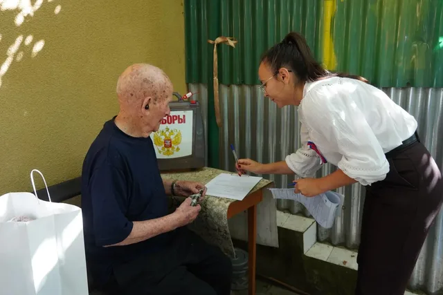 На Кубани ветеран Иван Коваленко проголосовал на следующий день после 100-летия