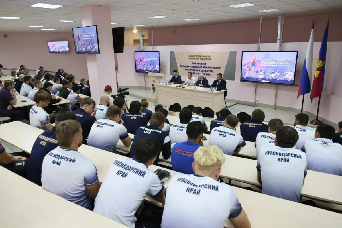 Вениамин Кондратьев встретился с победителями Всероссийской летней универсиады