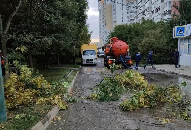 Прорыв водопровода оставил без воды улицу Рождественскую Набережную в Краснодаре