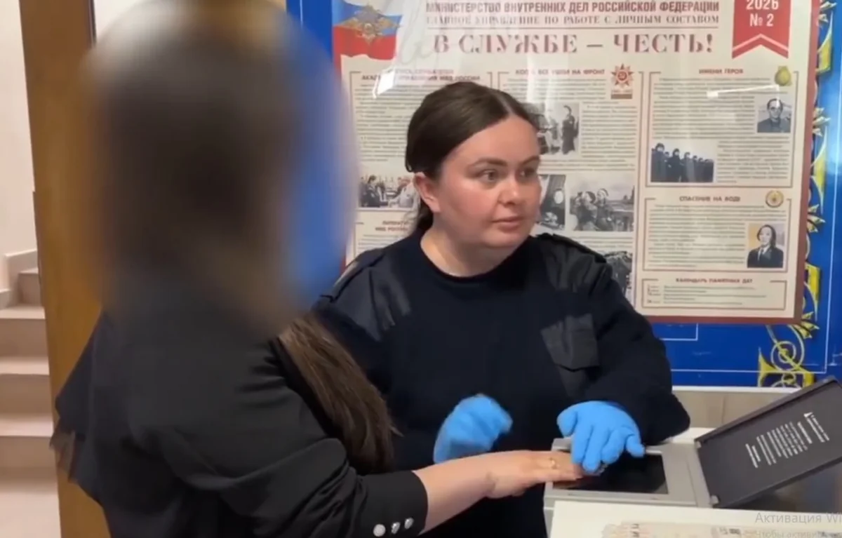 В Краснодаре сообщница мошенников уверила пенсионерку, что ее деньги на флешке