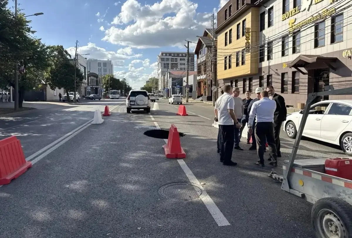 В Краснодаре ограничили движение на Красных Партизан из-за провала на дороге