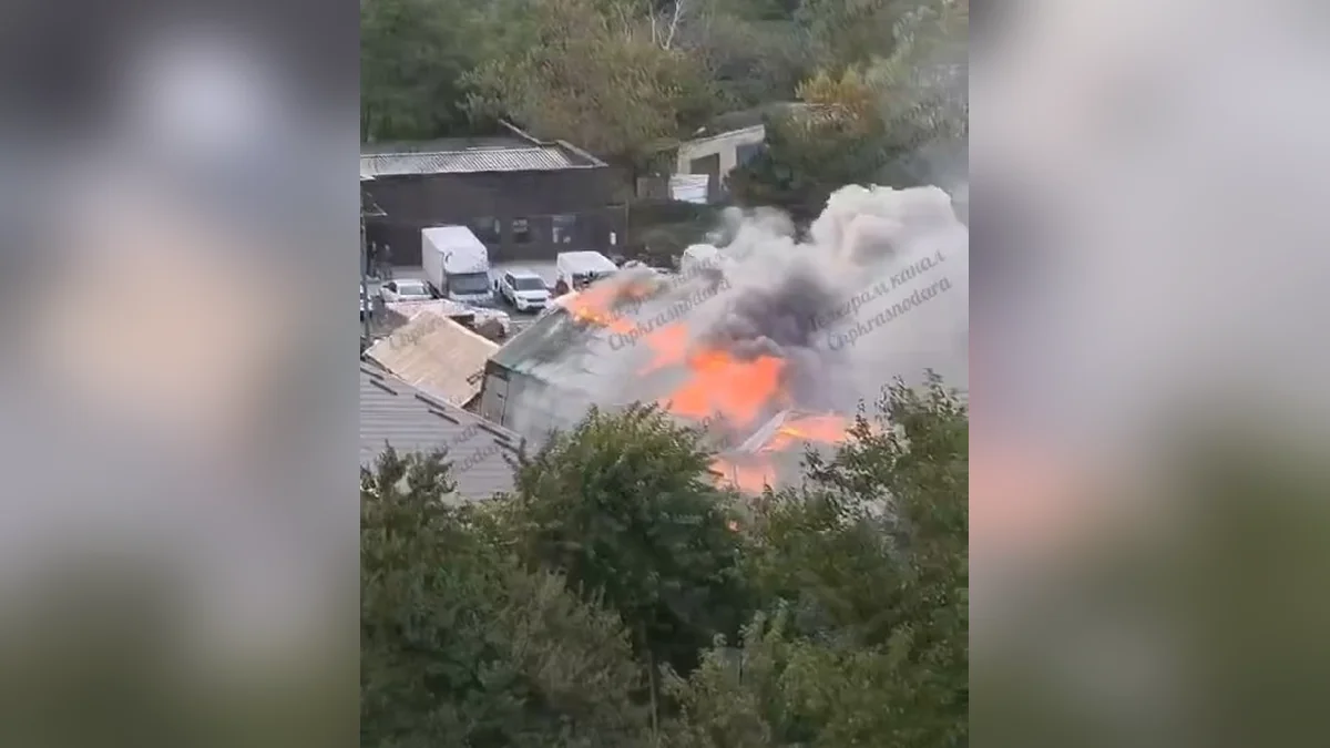 В Краснодаре во время пожара в частном доме эвакуировали двух человек