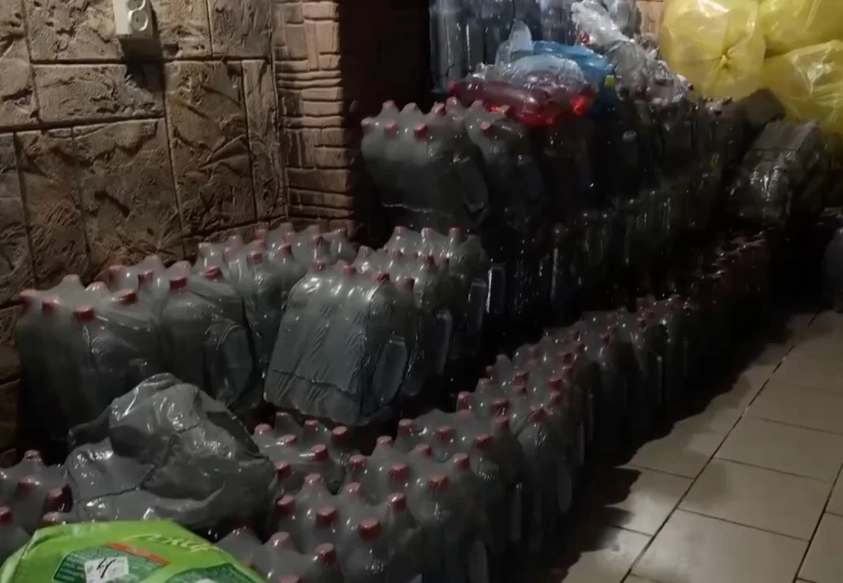 Более 4 тонн самодельного вина, коньяка и чачи изъяли у троих сообщников в Сочи