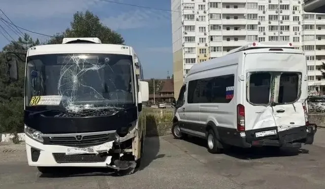 Десять человек пострадали при столкновении двух маршруток в Новороссийске