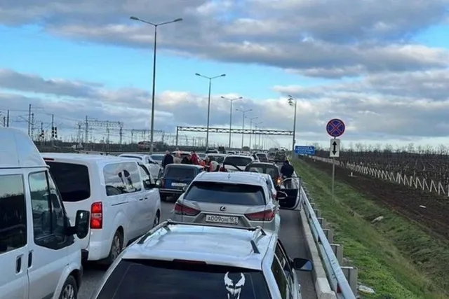 Краснодар сковала пробка у Вишняковского моста: задерживаются трамваи и троллейбусы
