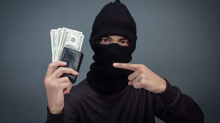 6 миллионов в чужие руки: аферисты обманули пожилую женщину в Новороссийске