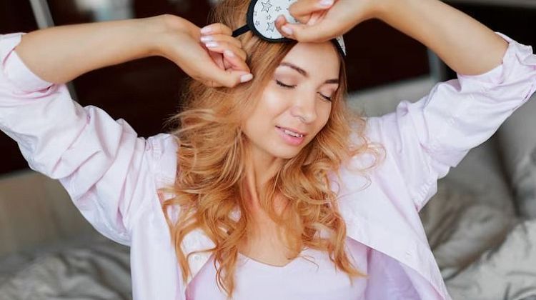 7 ночных привычек, которые незаметно портят ваши волосы