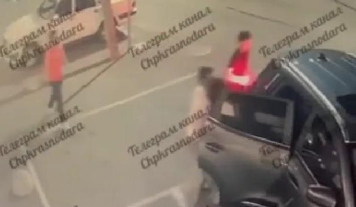 Девушку похитили на машине без номеров возле «Пятерочки» в Краснодаре