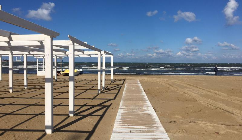 В Анапе и на курортах Кубани 27 сентября погода сохранит тепло до +28°С, местами с редким дождём