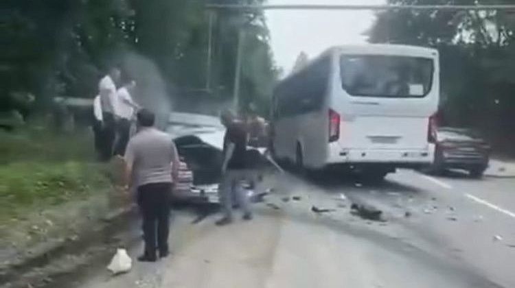 Автобус вылетел на встречку в Сочи: водителю стало плохо