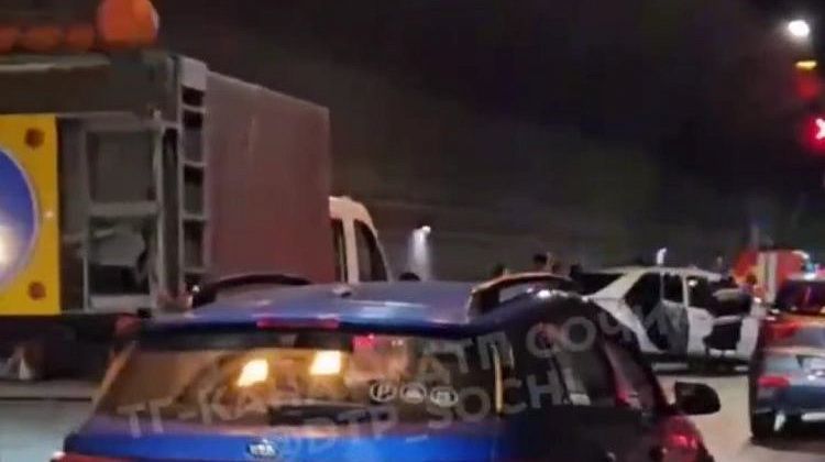 Адскую пробку спровоцировала массовая авария в тоннеле в Сочи