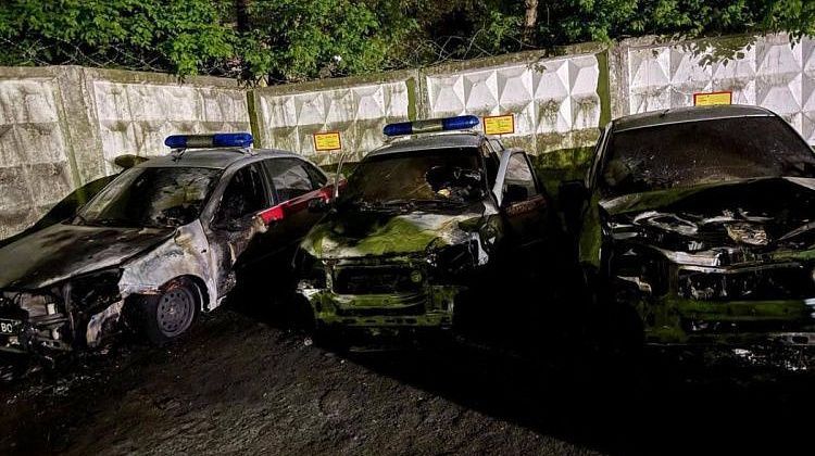 Атака на Росгвардию в Калуге: сожжены 5 автомобилей, подозреваемая устроила ДТП