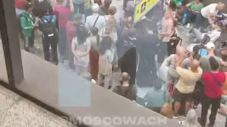 Аэропорты России на грани: пассажиры на полу, рейсы в никуда