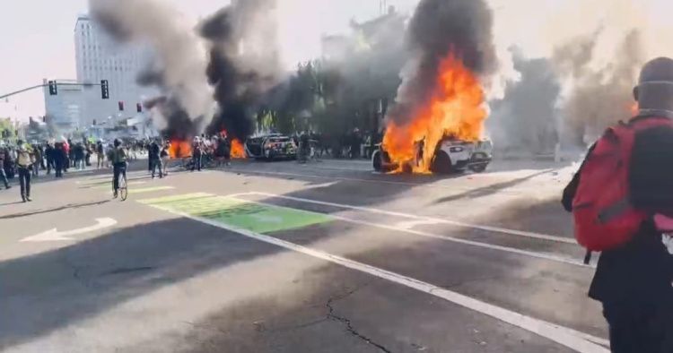 Беспорядки, горящие машины, погромы: США пропустили «войну» и оккупацию своего города