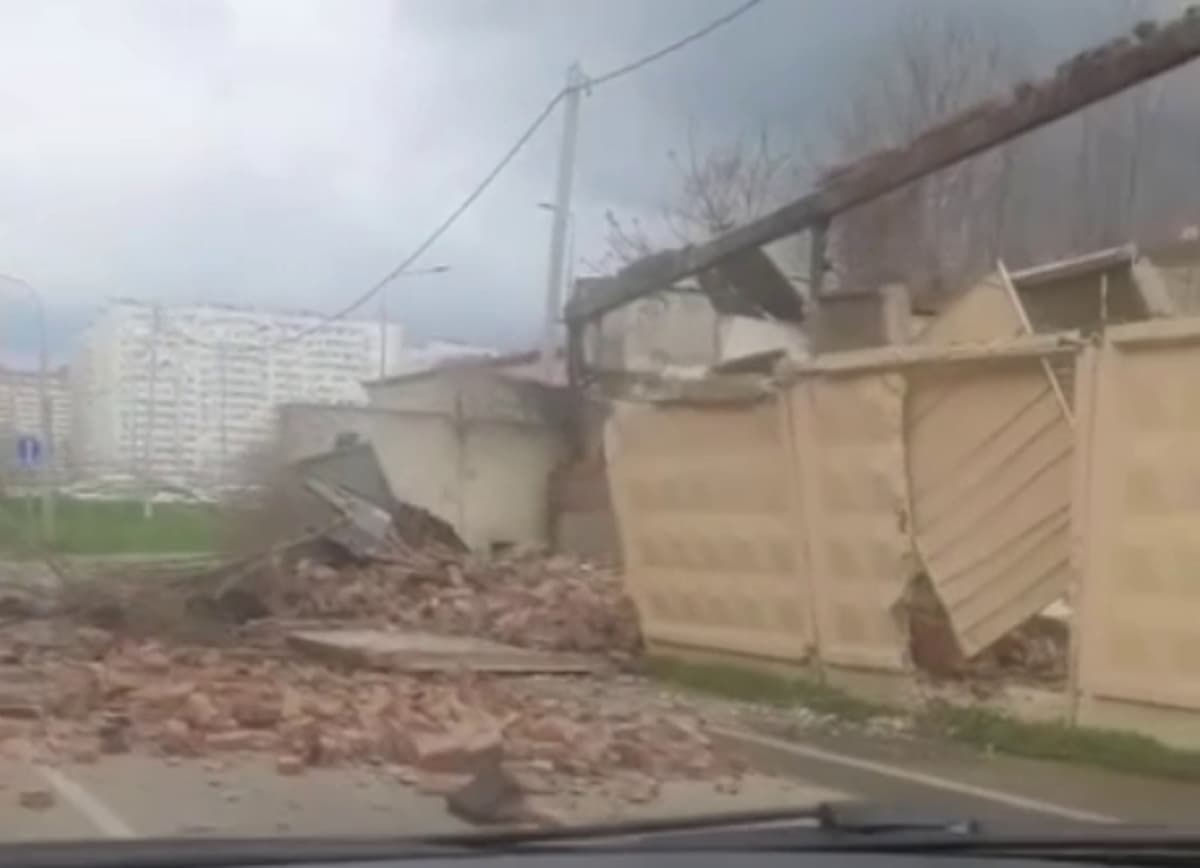 Бетонный забор с кирпичной стеной рухнули на дорогу в Краснодаре