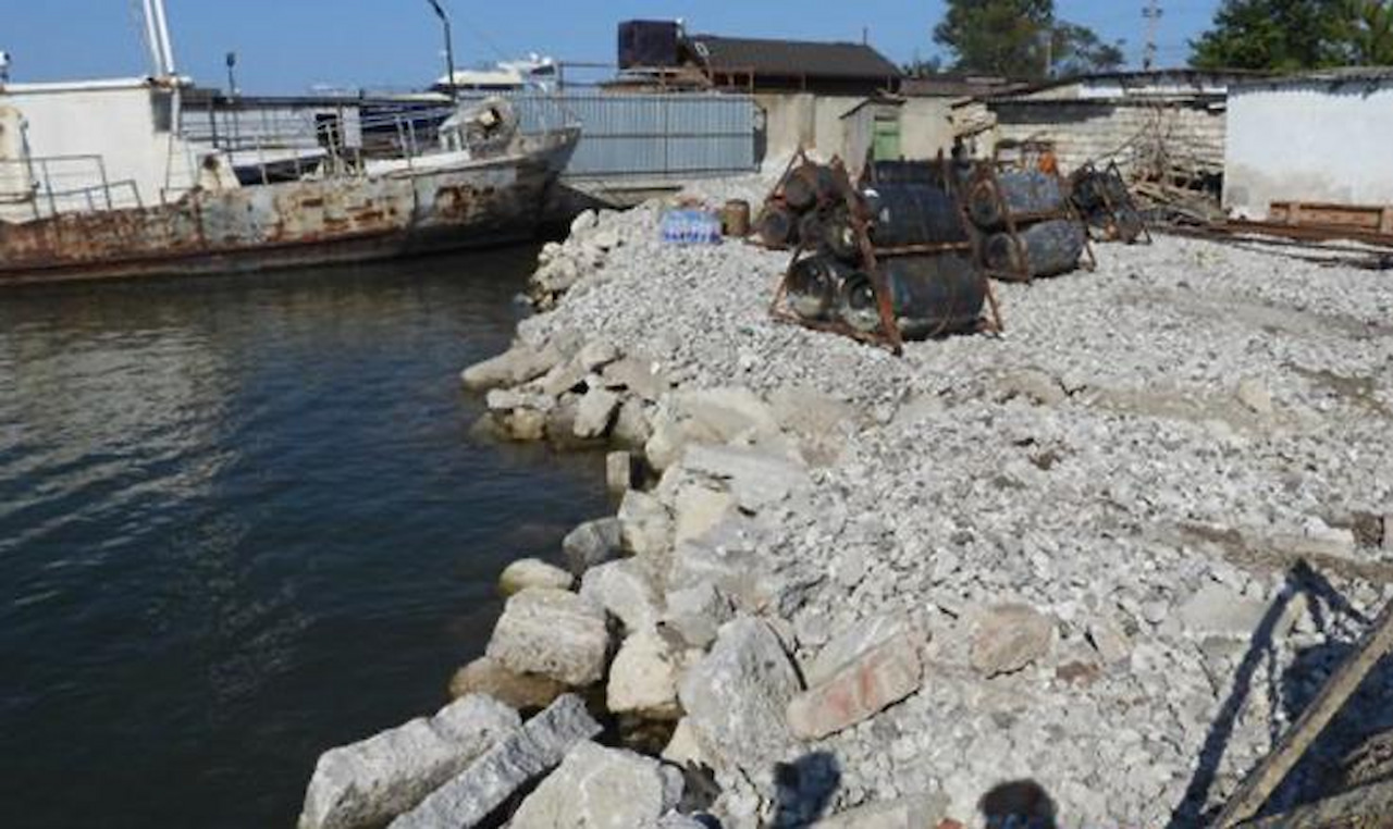 Более 190 тонн отходов обнаружили в водоохранной зоне Азовского моря