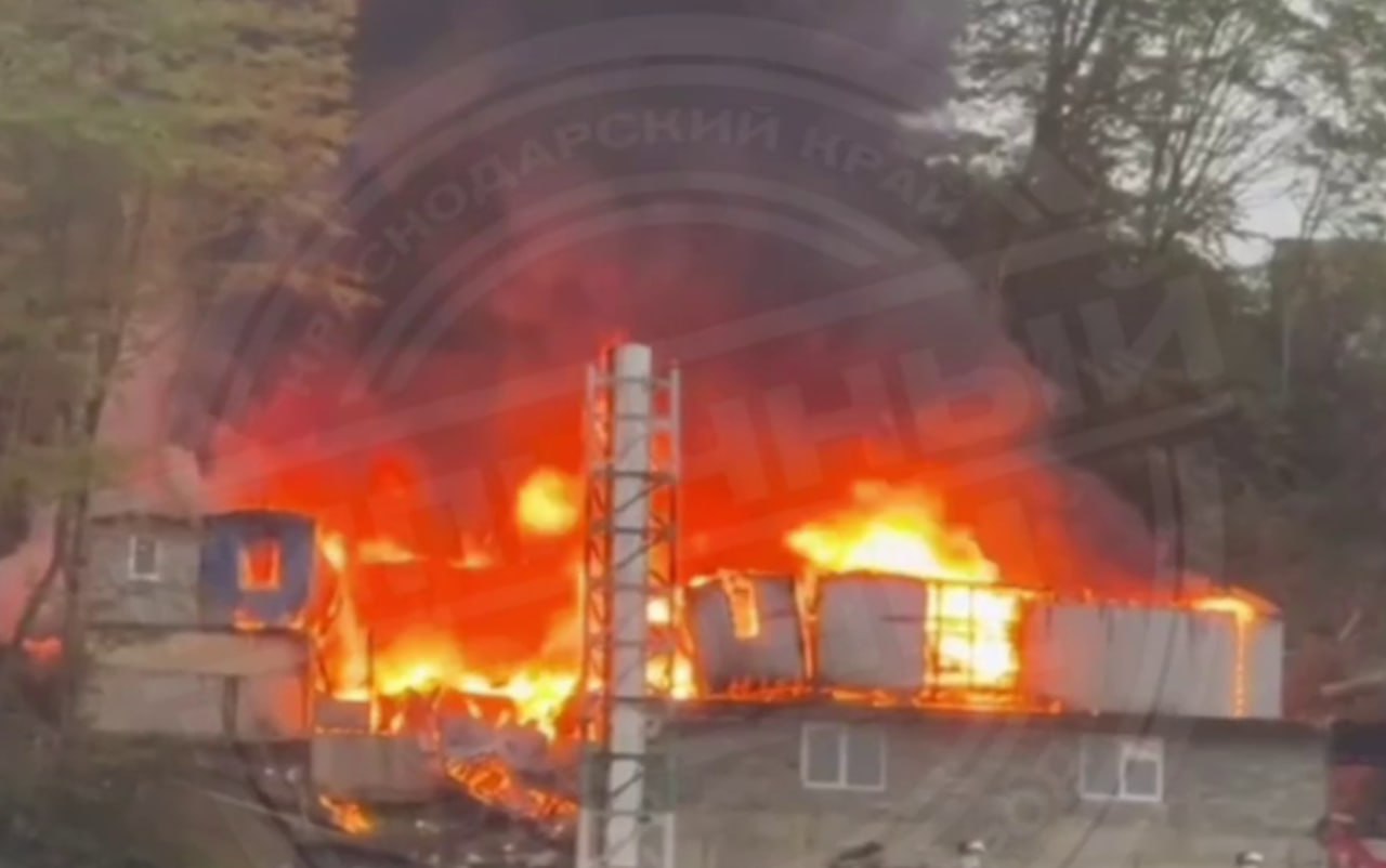 Бытовые вагончики на площади 100 кв. метров загорелись в Сочи