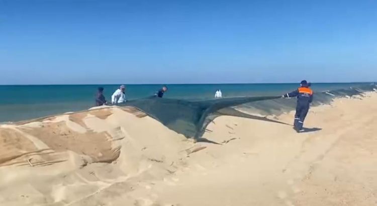 В Анапе меняют защитные сети на берегу: организованы две линии сбора мазута