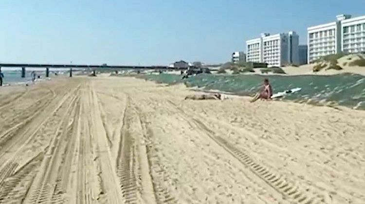 В Анапе с пляжей начали разгонять отдыхающих по громкоговорителям: уже загорают на сетках для мазута