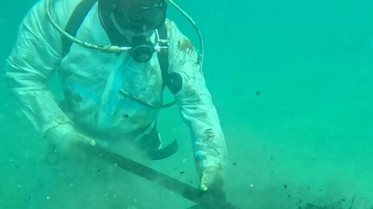 В Анапе – снова мазут на дне моря: работают водолазы