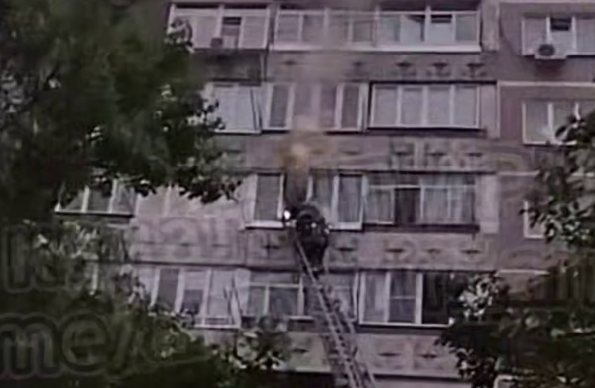 В Армавире 15 человек спасли во время пожара в многоэтажке