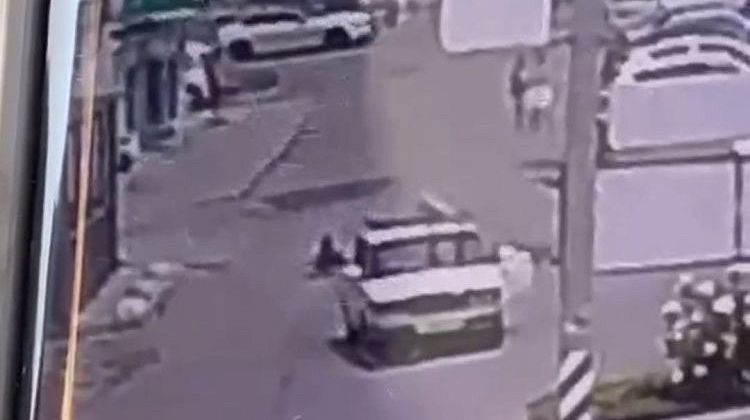 В больнице! Ребенок на велосипеде попал под колеса легковушки на Кубани