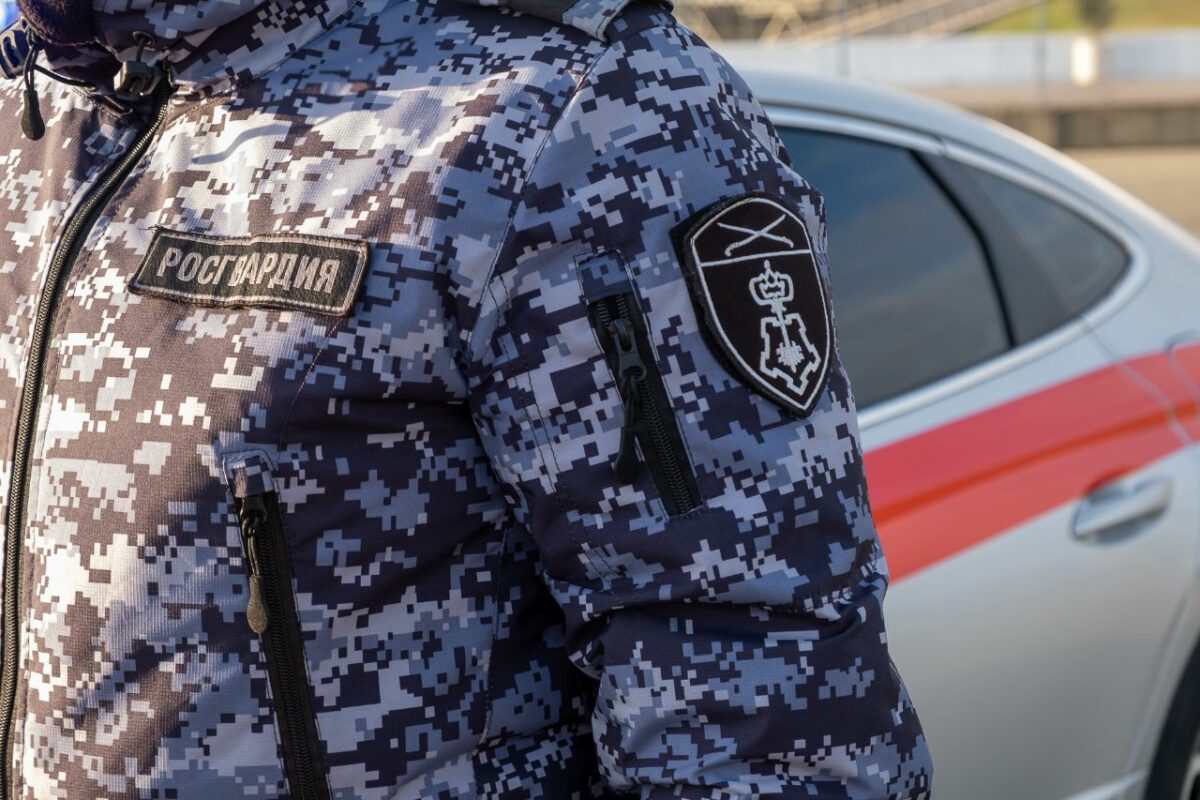 В Геленджике задержали находившегося в розыске мужчину, спящего на лавочке