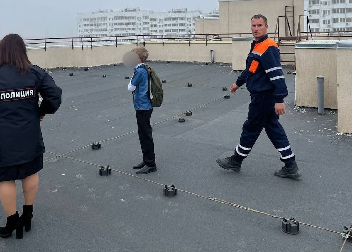В Геленджике школьник залез на крышу высотки и не смог с нее спуститься