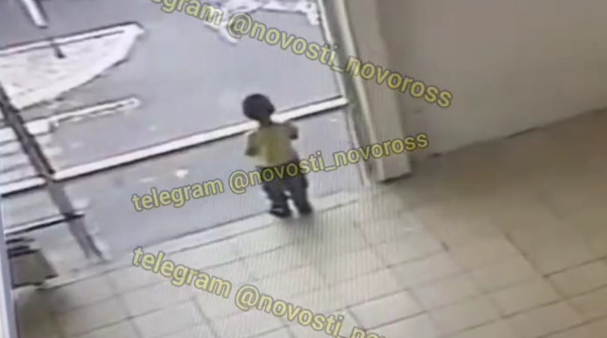 В гибели 2-летнего мальчика в ТЦ в Новороссийске обвинили инженера торговой сети