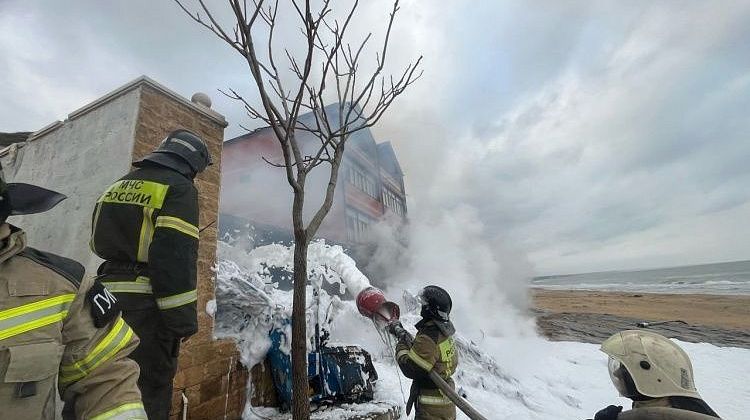 В Дагестане рухнул на гостевой дом и сгорел вертолет: что известно