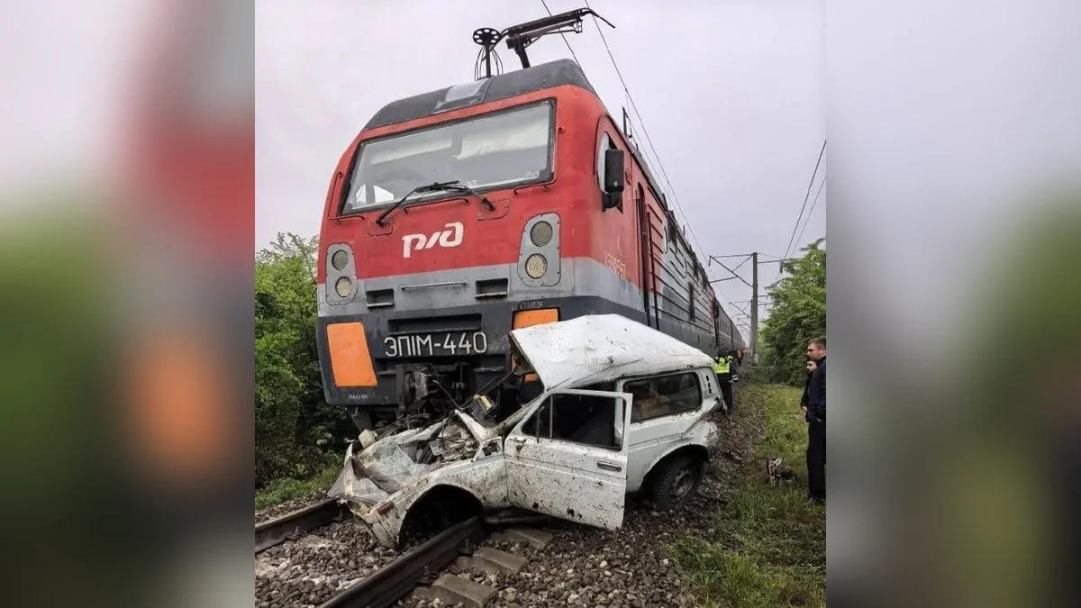 В Динском районе пассажирский поезд наехал на автомобиль, водитель погиб