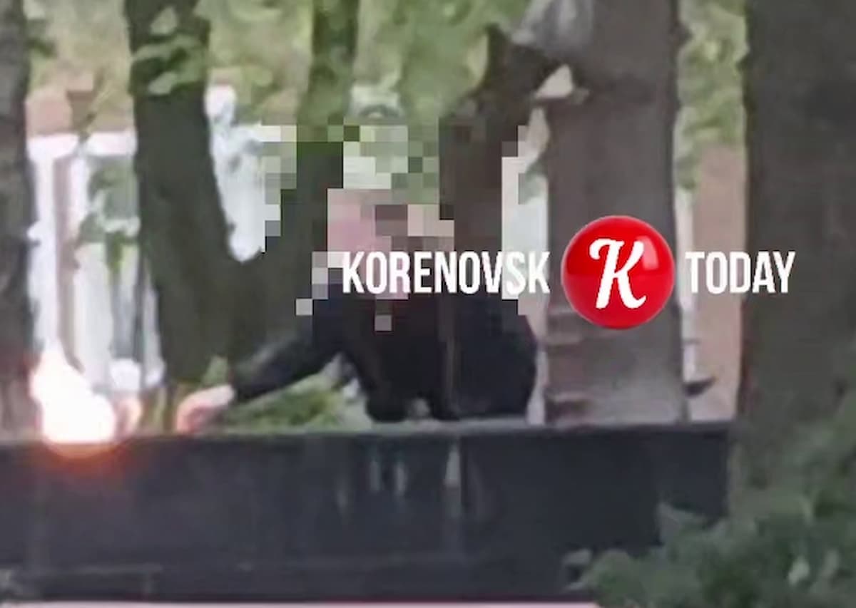 В Кореновске полиция ищет девушку, которая жгла ветки на Вечном огне