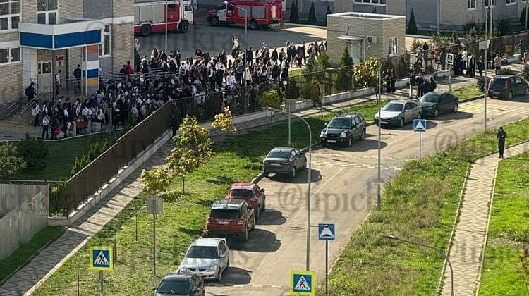В Краснодаре горит школа! Экстренная эвакуация учеников попала на видео очевидцев