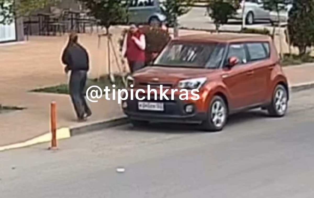 В Краснодаре задержали женщину, бившую незнакомок в живот на Командорской