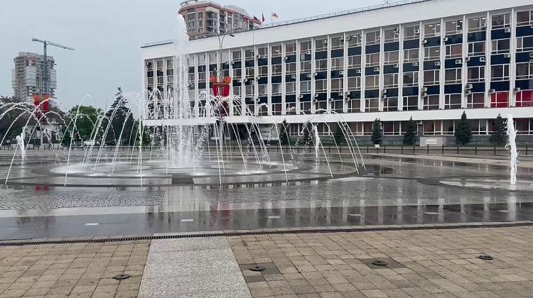 В Краснодаре заработали фонтаны! Под шум дождя и вальса