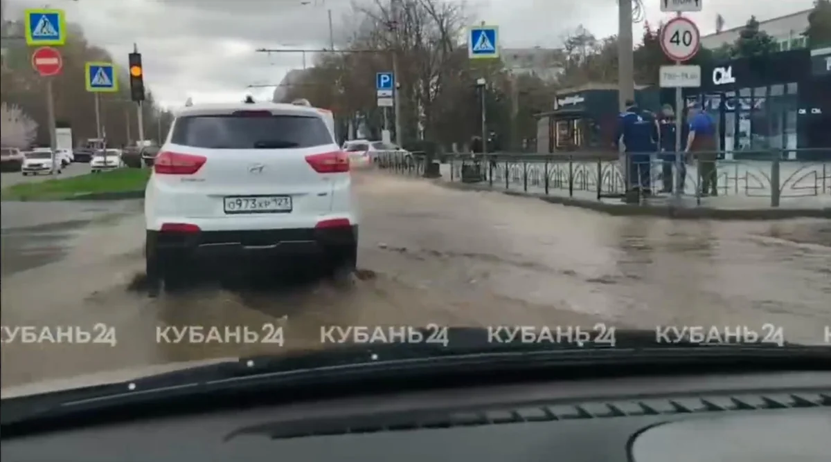 В Краснодаре из-за аварии на трубопроводе без воды остались школа и многоэтажки