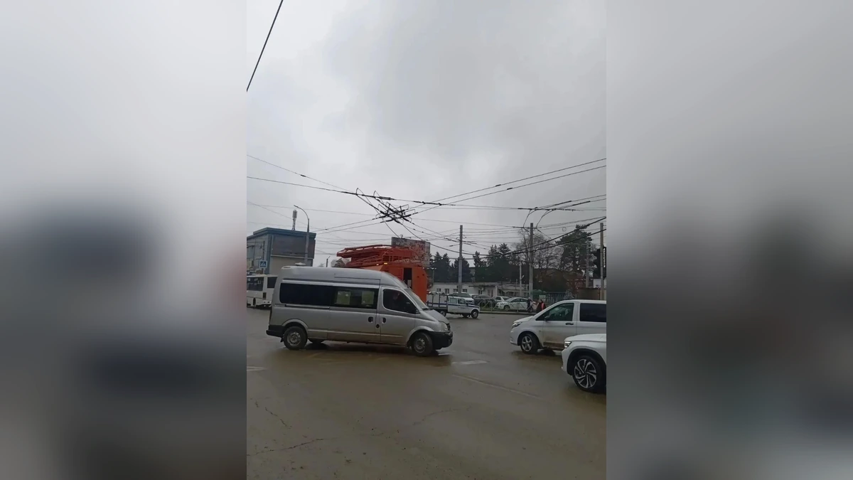 В Краснодаре изменили маршрут трех троллейбусов из-за обрыва контактного провода