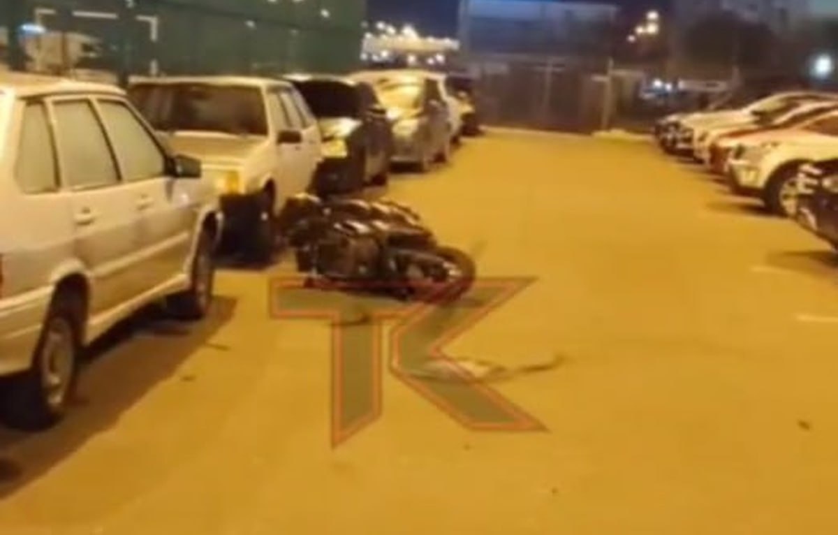 В Краснодаре мужчина ночью перевернул мотоциклы и сломал боковые зеркала машин