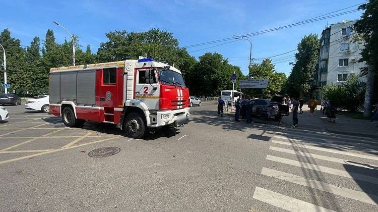 В Краснодаре, на Красной, с красной пожарной машиной, спешащей на вызов: подробности ДТП