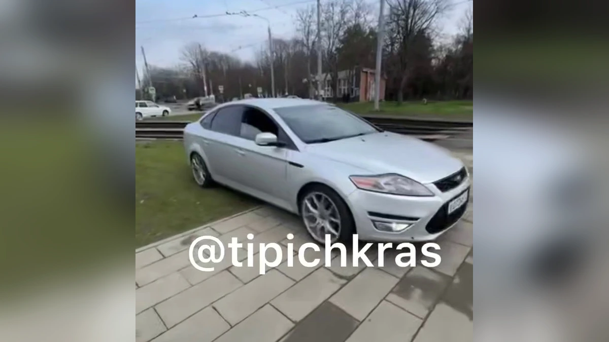 В Краснодаре оштрафовали водителя, проехавшего по тротуару напротив КубГТУ
